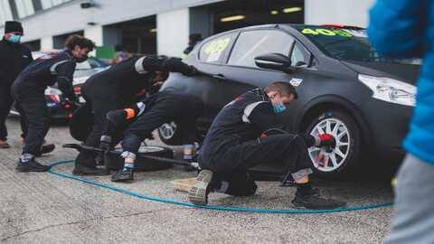 Pit stop changement des pneus d'une 208cup par des techniciens de la compétition sur le circuit de Nogaro